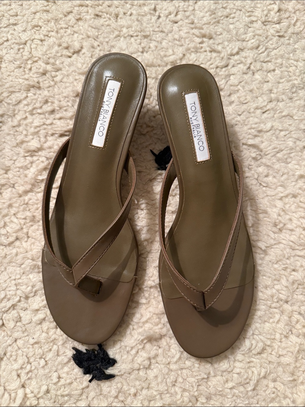 Tony Bianco Pluto kitten heel 
Color liqueur